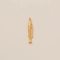 Vue détaillée d'un pendentif poisson doré aux textures d'écailles fines et finition polie - Poisson rouge