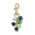 Détail du charm de sac en or 18K avec baies bleues texturées et feuille verte - Style Myrtille (6091765594799)