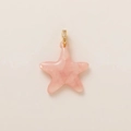 Détail d'un pendentif étoile rose avec monture dorée et cristaux scintillants - Étoile de Mer Rose