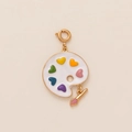 Détail du pendentif palette artistique avec cœurs en émail coloré et petit pinceau doré - Palette
