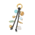 Détail d'un pendentif océan avec coquillage doré, tortue et hippocampe sur cordon tressé - Corde Noire et Blanche