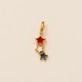 Detalle de un colgante de triple estrella dorada con esmalte rojo, blanco y azul - Colgante de Triple Estrella