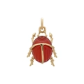 Vista macro de colgante escarabajo bañado en oro 18K con ágata roja y bota de herradura - Escarabajo Rojo