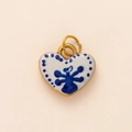 Detail van hartvormige gouden hanger met wit emaille en blauw bloemig porseleinpatroon - Hanger met Open Handen en Hart