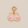 Détail d'un pendentif chat en émail rose avec bordure dorée et motif de cœur sur la joue - Chat Rose