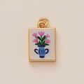 Detail eines kupfervergoldeten Vasenanhängers mit Tulpen und blauem Emaille-Inlay - Blume