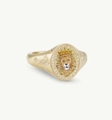 Detalle de anillo de sello con león dorado, corona de esmalte y cristales finos - Anillo de Poder (JXNK24090906M)