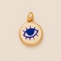 Makroaufnahme eines 14k vergoldeten Evil Eye Anhängers mit blauem Emaille-Muster - Blauer Augenanhänger