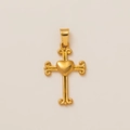 Vista macro del colgante de cruz chapado en oro 18K con corazón central y motivos de volutas - Cruz Corazón
