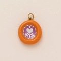Detail van een 18K vergulde oranje emaille hanger met wit hartje koffiekunst ontwerpen - Hart Koffie Kunst Hanger - Alleen Hanger (Zonder Ketting)