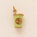 Makroaufnahme eines 18K vergoldeten Edelstahl-Matcha-Becher-Anhängers mit Emaille-Finish - Matcha Cup Pendant