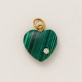 Macro detail van hartvormige malachiet hanger met gouden ring en sprankelend kristal - Malachiet Hart Hanger