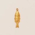Vue macro détaillée du pendentif poisson plaqué or 18K avec textures d'écailles - Pendentif Poisson