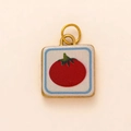 Detail van een vierkante gouden hanger met een tomaatmotief en een dubbele ringverbinding - Witte Tomaat Hanger
