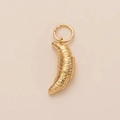 Gros plan détaillé d'un pendentif en forme de croissant doré avec textures réalistes - Pendentif Croissant