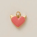 Vue détaillée du pendentif cœur doré avec émail rose et accents de cornes de diable - Pendentif Cœur Rose