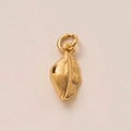 Vue macro du pendentif organique plaqué or 18K avec deux anneaux de connexion polis - Pendentif Ravioli