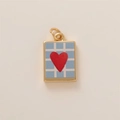 Détail macro du pendentif carré doré avec motif à carreaux bleus et breloque cœur rouge - N° 2 Fleur