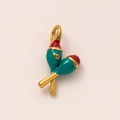 Détail du pendentif maracas plaqué or avec émail rouge et vert et anneau de suspension - Style Maracas / Rouge Vert Or