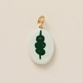 Détail d'un pendentif ovale plaqué or 18K avec émail olive verte et détails rouges - Pendentif Olive Ovale en Émail