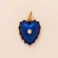 Détail du pendentif cœur en émail bleu roi avec bord perlé doré et pierre précieuse - Cœur Bleu Foncé