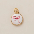 Vue détaillée du pendentif rond doré avec un motif de nœud rose sur fond blanc - Pendentif 16 Nœud Papillon