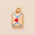 Détail d'un pendentif enveloppe doré avec un contour bleu et un petit motif cœur rouge - Pendentif Style Enveloppe