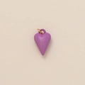 Gros plan d'un pendentif coeur en émail violet avec anneau doré pour création de bijoux - Pendentif cœur violet