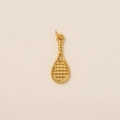 Détail d'un pendentif raquette de tennis doré avec texture maillée et manche en spirale - Style Raquette de Tennis / Or