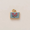 Dettaglio di un ciondolo rettangolare azzurro con fiori rossi e bordo dorato - 6 Piccolo Fiore