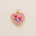 Dettaglio di un ciondolo a cuore con rivestimento rosa e motivi floreali di tulipani - 15 Piccolo Fiore