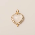 Dettaglio del ciondolo a cuore con madreperla e incastonatura di zirconi brillanti - Ciondolo Cuore in Madreperla