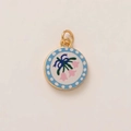 Dettaglio del ciondolo dorato rotondo con mughetto rosa dipinto e fiocco blu elegante - 19 Tondo Punto Bianco Fiore