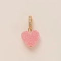 Dettaglio macro di un ciondolo a cuore rosa placcato oro con zirconi brillanti incastonati - Cuore in Strass Rosa