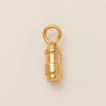 Détail du pendentif capsule en acier doré 18K avec finition polie et poinçon gravé - Forme de balle / Or