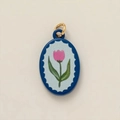 Dettaglio macro del ciondolo ovale con tulipano rosa e bordo blu seghettato - Tulipano Rosa-Ovale