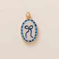 Dettaglio del ciondolo ovale in ceramica con bordo dorato e fiocco blu dipinto a mano - Fiocco Blu (18)
