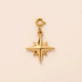 Détail macro du pendentif étoile en or 18K poli avec fermoir à ressort - Style Étoile à Huit Branches