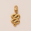 Détail macro d'un pendentif serpent en acier inoxydable doré 18 carats pour bijoux DIY - Pendentif Serpent / Or