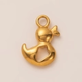 Détail d'un pendentif canard doré avec découpe en cœur et couronne, finition polie - Pendentif Canard Creux / Or