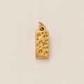 Dettaglio macro del ciondolo rettangolare in oro 18K con texture a motivo di formaggio - Ciondolo Formaggio