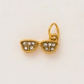 Détail d'un pendentif lunettes de soleil plaqué or 18K avec zircons blancs pour bijoux DIY - Lunettes