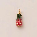 Détail macro du pendentif fraise en émail rouge avec motifs de cœur doré et anneau - Pendentif Sac de Fortune