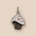 Λεπτομέρεια από ατσάλινο μενταγιόν cupcake 18K με ροζ καρδιά και φινίρισμα σμάλτου - Επιδόρπιο Καρδιά