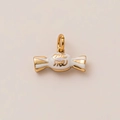 Détail macro d'un pendentif bonbon doré avec émail blanc et inscription eat me - Pendentif Bonbon Doré