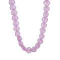 Detalle macro de cadena de cuentas de resina en forma de corazón morado con acabado de brillo - Collar / Púrpura