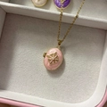Detail van roze vintage medaillonketting met stermotief en parelinlegwerk - Roze Hanger