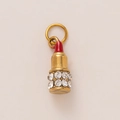 Vue détaillée du pendentif rouge à lèvres doré avec émail rouge et cristaux brillants - Rouge à lèvres