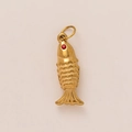 Detailansicht Goldener Fisch-Anhänger mit rotem Edelstein-Auge und Schuppentextur - Nr. 6 Kugelfisch