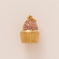 Detail eines 18K vergoldeten Cupcake-Anhängers mit rosa Strasssteinen und Texturbasis - Dessert